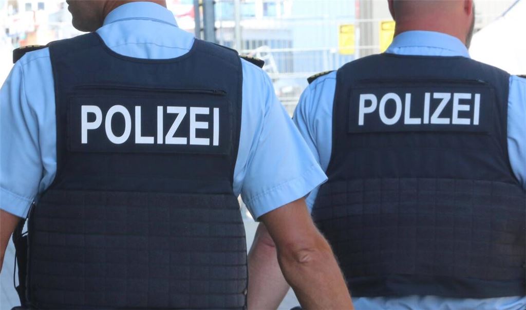 Zwei Beamte der Bundespolizei – Ein Unbekannter versprühte in einem Regionalexpress von Ulm nach Riedlingen Reizgas (Symbolfoto).