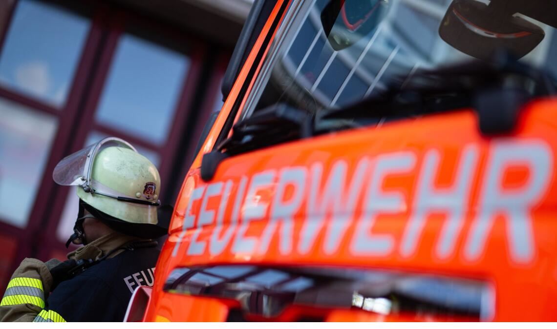 Zwei Bewohner kamen über eine Drehleiter über einen Balkon aus dem Gebäude, die anderen über ein Gerüst (Symbolbild).