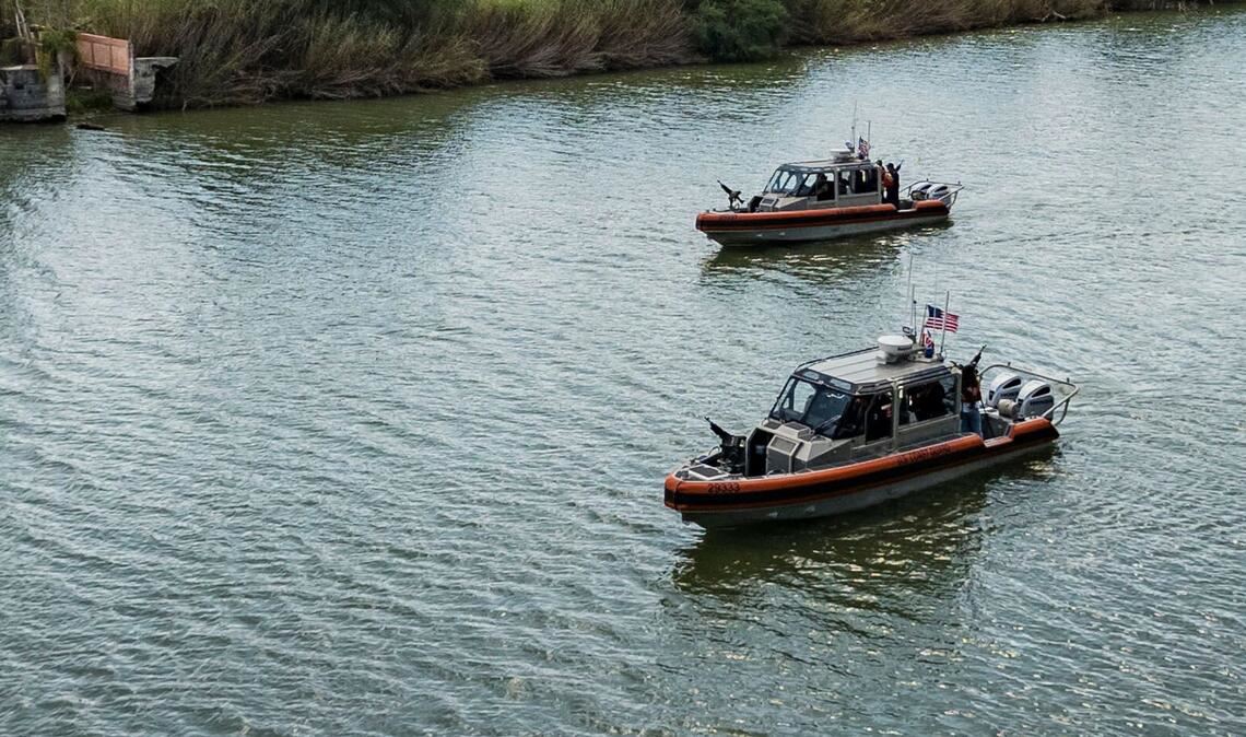 Zwei Boote der US-Küstenwache sind  auf dem Rio Grande River unterwegs (Symbolbild).