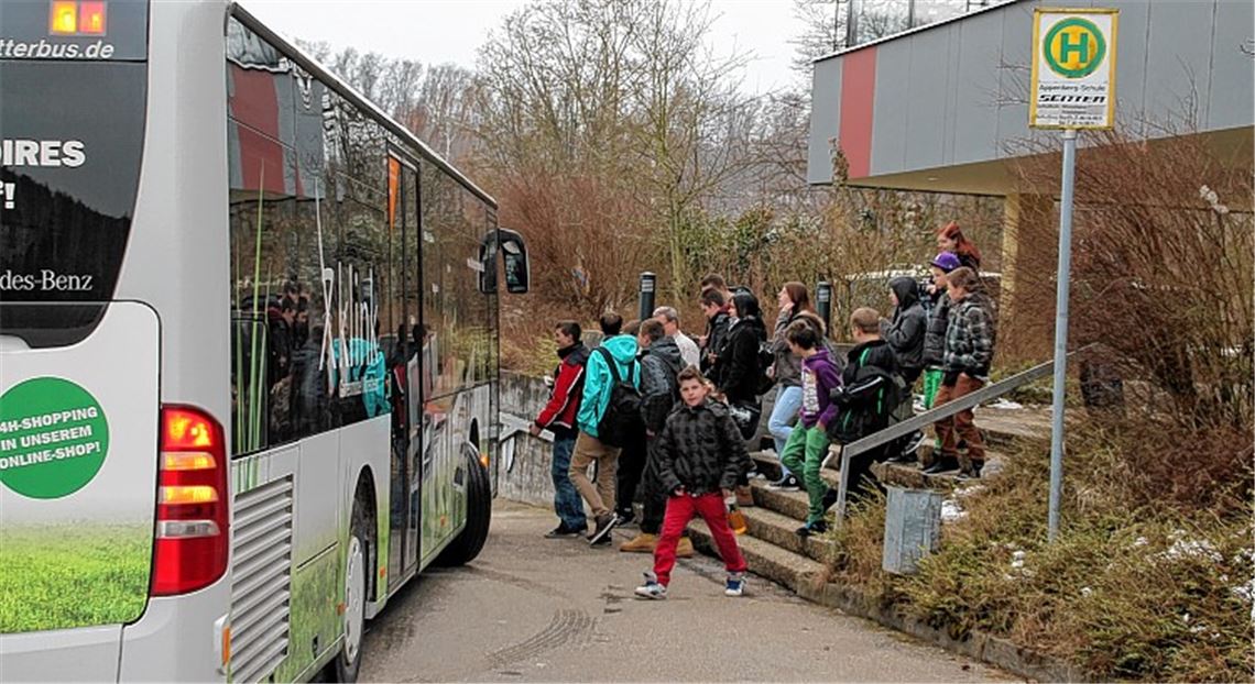 Zwei Busse halten jetzt kurz nach 13 Uhr vor der Appenbergschule in Mönsheim, die auch von Schülern der Heckengäuschule Wiernsheim besucht wird. 
