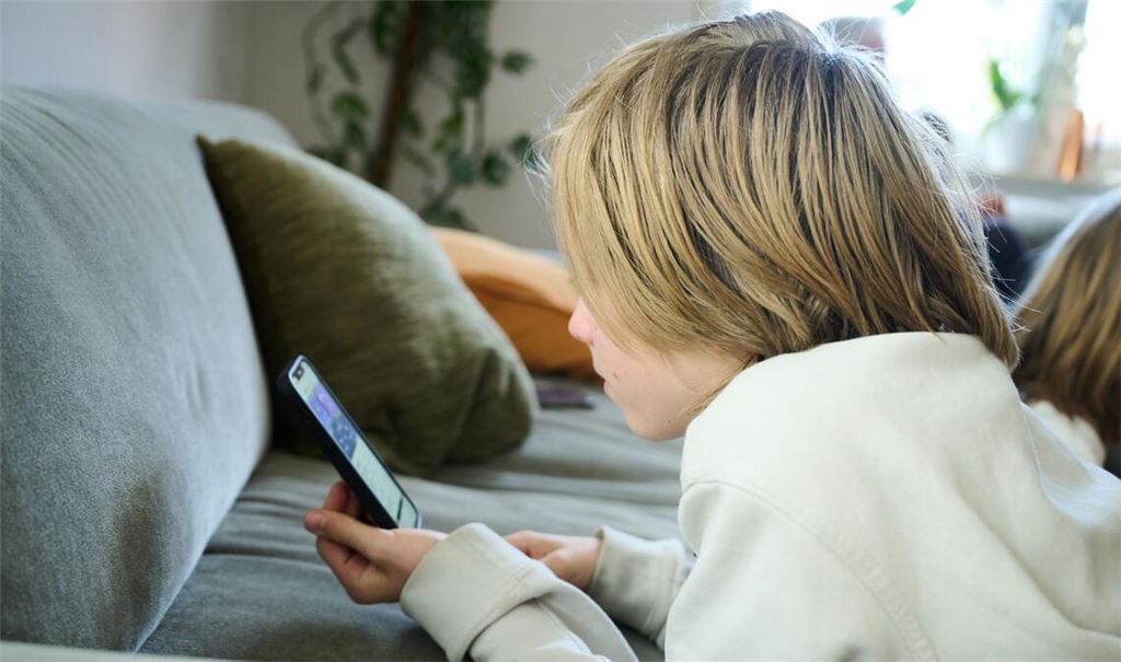 Zwei Drittel der Menschen in Deutschland (66 Prozent) sprechen sich für die Einführung eines Verbots von sozialen Medien für Kinder unter 14 Jahren aus. (Symbolbild)