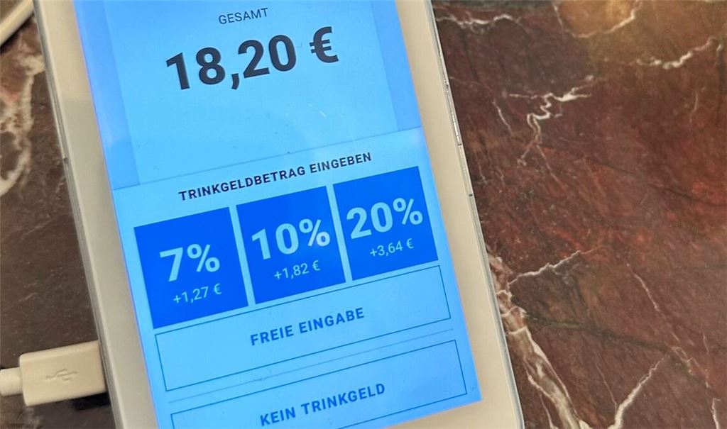 Zwei Drittel der Teilnehmer einer Bitkom-Umfrage gaben an, dass Trinkgeldvorschläge dazu führen, mehr Trinkgeld zu geben als ursprünglich geplant. (Symbolbild)