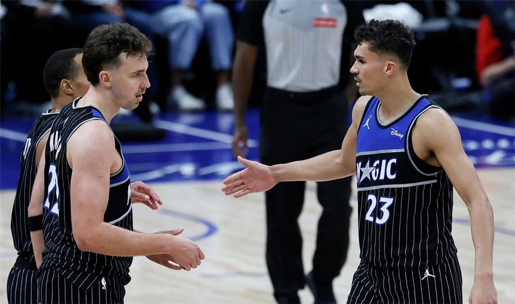 Zwei Europameister mit gutem Start: Franz Wagner (links) und Tristan da Silva haben mit den Magic den Auftakt in die Playoffs gewonnen.