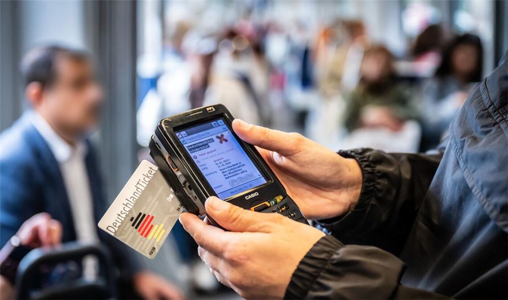 Zwei Fahrscheinprüfer sind in Pforzheim angegriffen worden. (Symbolfoto)