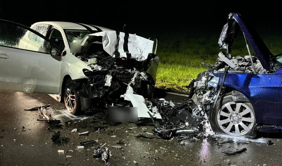 Zwei Fahrzeuginsassen werden bei dem Unfall schwer verletzt, eine Autofahrerin erliegt noch an der Unfallstelle ihren Verletzungen. Foto: 7 aktuell
