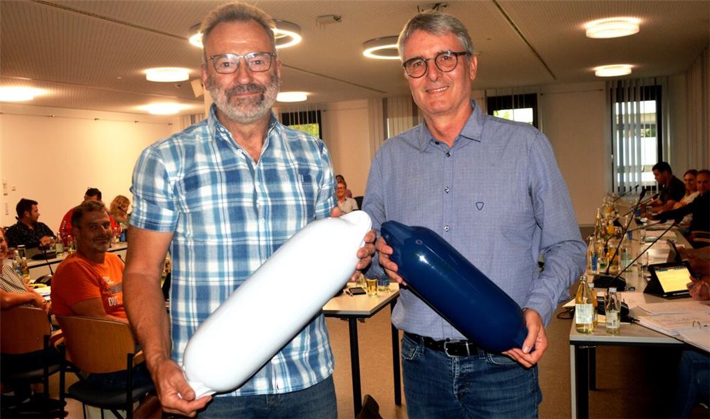 Zwei Fender als Abschiedsgeschenk für den Hobbysegler: Jürgen Claß (li.) mit Bürgermeister Armin Pioch. Foto: Stahlfeld