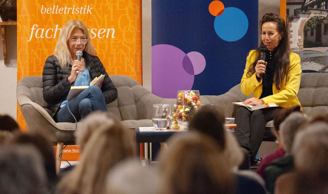 Ärztin erzählt von Boris Palmer und Co. Zwei Freundinnen auf dem Podium: Dr. Lisa Federle (li.) und Autorin Isabelle Müller präsentieren ihr gemeinsames Buch. Fotos: Fotomoment