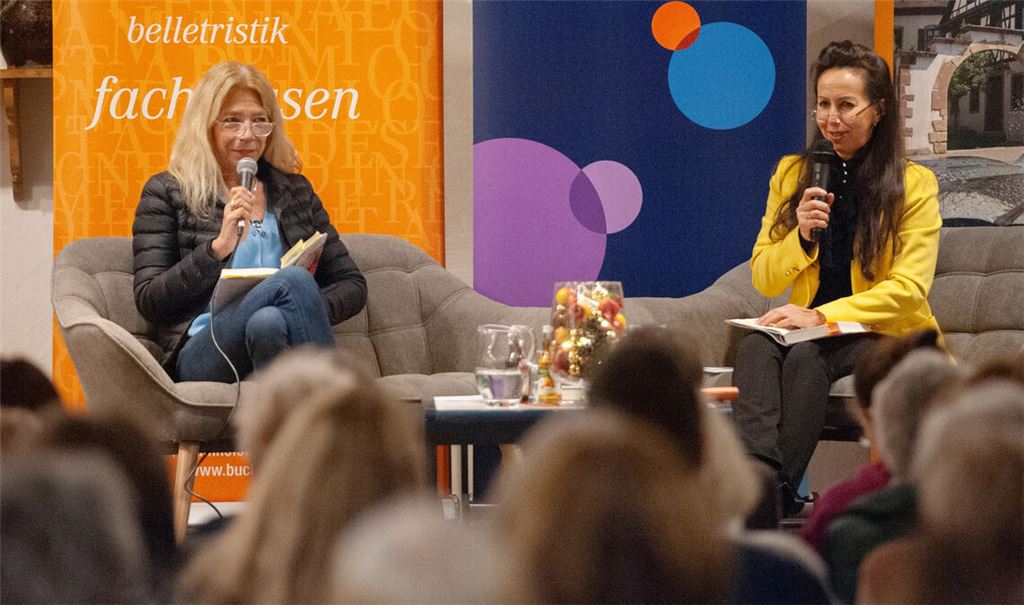 Zwei Freundinnen auf dem Podium: Dr. Lisa Federle (li.) und Autorin Isabelle Müller präsentieren ihr gemeinsames Buch. Fotos: Fotomoment