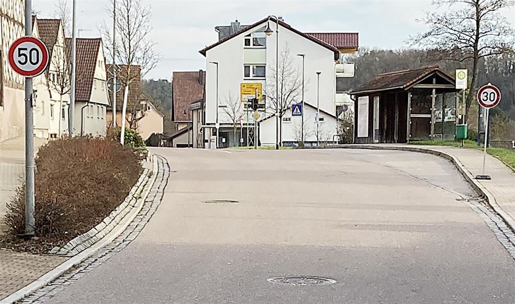 Zwei Geschwindigkeitsvorgaben auf wenigen Metern: Der verwirrende Schilderwald im Lomersheimer Ortskern – von einem Leser im Bild dokumentiert – soll kurzfristig ausgedünnt und auf Dauer eine erweiterte Tempo-30-Zone eingerichtet werden. Foto: privat