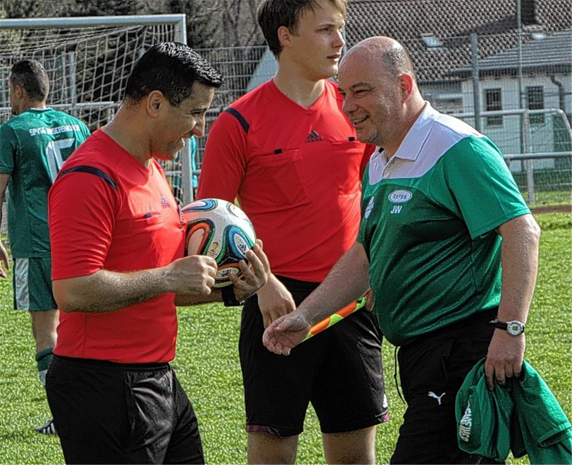 Zwei Hauptpersonen des Kreisliga-Kellerduells: Schiedsrichter Bahri Muharemi vom TSV Wiernsheim (li.) nimmt einen Platzverweis wieder zurück, Trainer Jürgen Widmann (re.) kündigt seinen Abschied aus Zaisersweiher an.