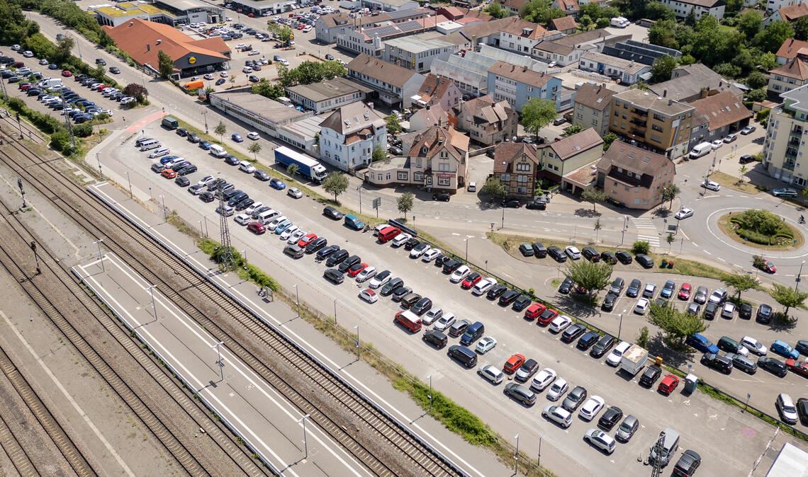 Zwei Jahre bis zum Ersatz: Durch den Bau einer Wohncontaineranlage für Flüchtlinge fallen ab Herbst rund 80 Parkplätze am Bahnhof in Mühlacker weg. Fotos: Archiv