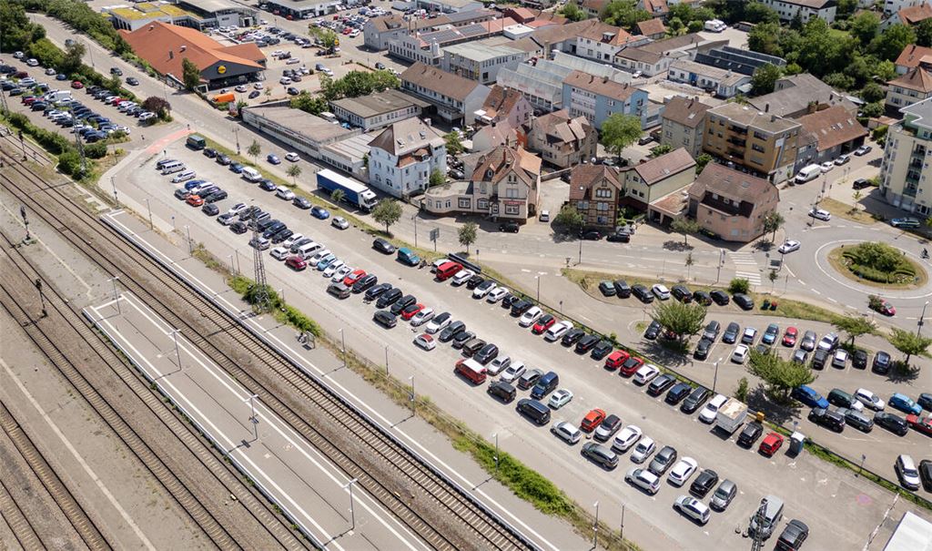 Zwei Jahre bis zum Ersatz: Durch den Bau einer Wohncontaineranlage für Flüchtlinge fallen ab Herbst rund 80 Parkplätze am Bahnhof in Mühlacker weg. Fotos: Archiv
