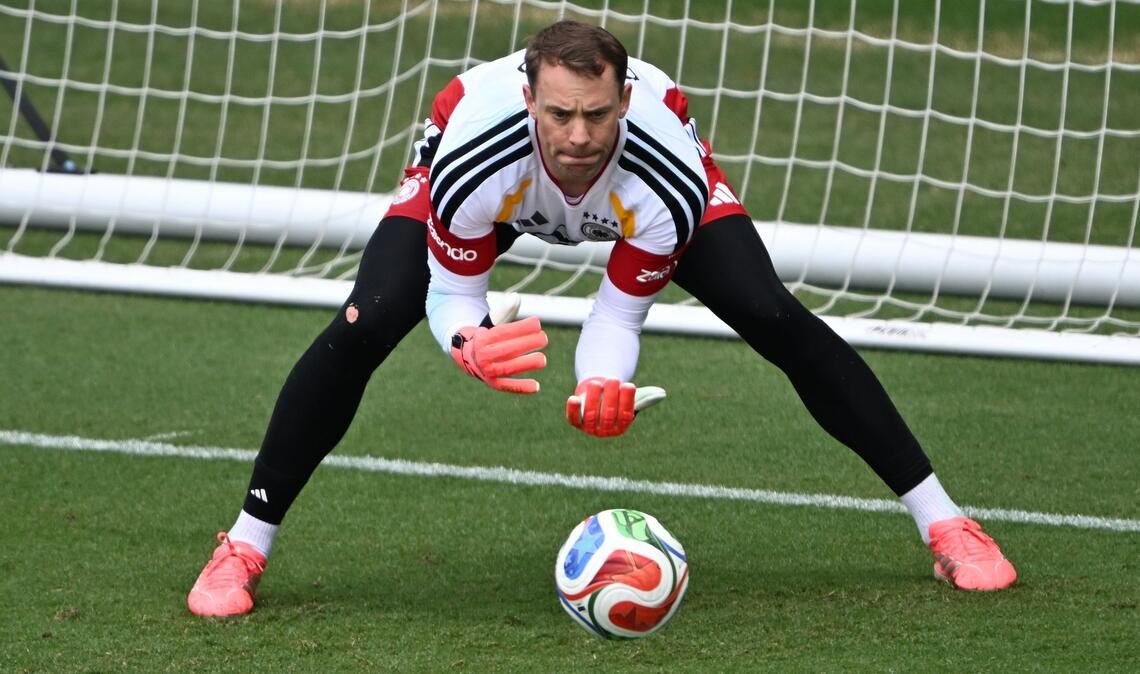 Zwei Jahre ohne Länderspiel, aber mit der Aura des Weltmeisters: Manuel Neuer.