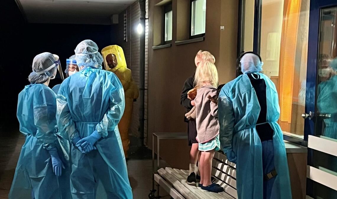 Zwei Kinder des US-amerikanischen Ebola-Patienten schauen durch ein Fenster zu ihrem Vater in die Isolierstation der Berliner Charité.