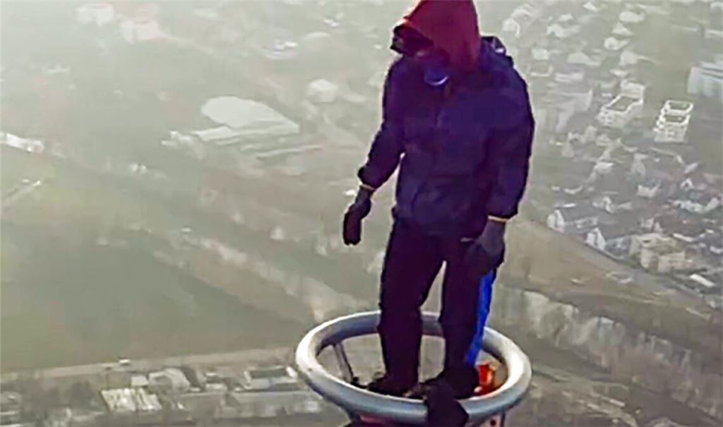 Zwei Kletterer ganz oben am Blitzschutz des Sendemasts. Screenshots: Disselhoff