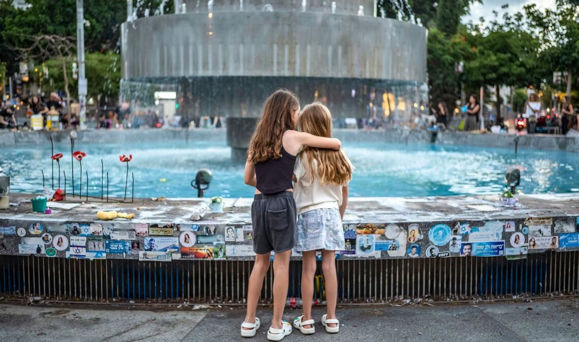 Zwei Mädchen stehen an der Gedenkstätte am Dizengoff-Brunnen in Tel Aviv im Vorfeld des zweiten Jahrestages des Hamas-Anschlags vom 7. Oktober 2023.