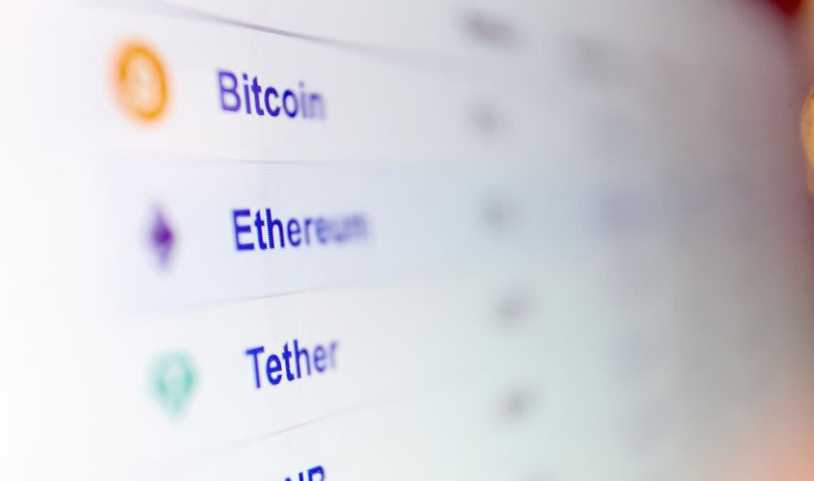 Zwei Männer und eine Frau  sollen nach einem Erbfall Bitcoin einer Erbschaft entzogen und verschleiert haben (Symbolbild).