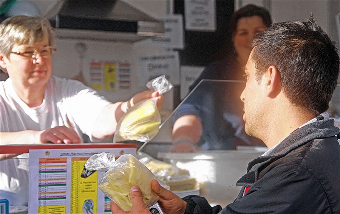 Zwei Maultaschen pro Person: Ilse Greiner und Karin Frommherz vom „Scharfen Eck“ haben Tafelladen-Kunden beschenkt.