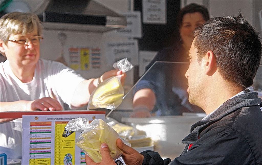 Zwei Maultaschen pro Person: Ilse Greiner und Karin Frommherz vom „Scharfen Eck“ haben Tafelladen-Kunden beschenkt.