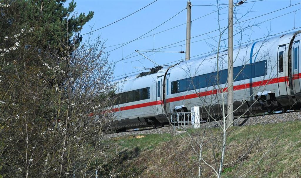Zwei Menschen sind bei dem Vorfall auf der Strecke Berlin-München leicht verletzt worden.