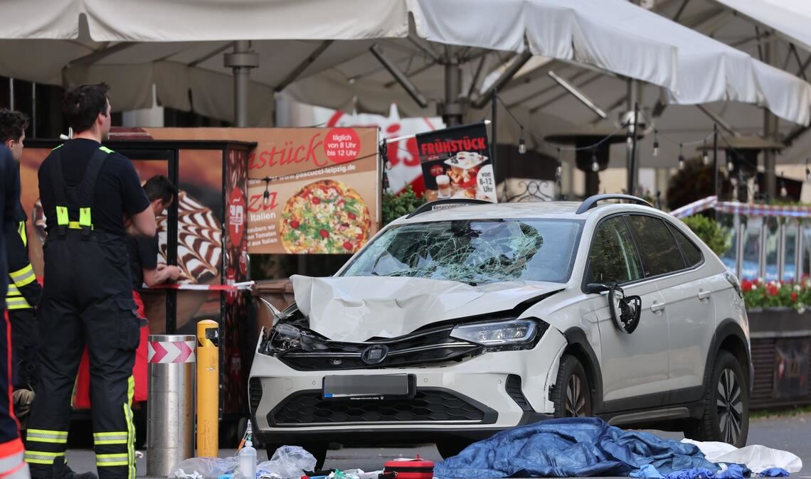 Zwei Menschen sind tot, nachdem am Montagabend ein Mann mit einem Auto in eine Menschengruppe in Leipzig gefahren ist.
