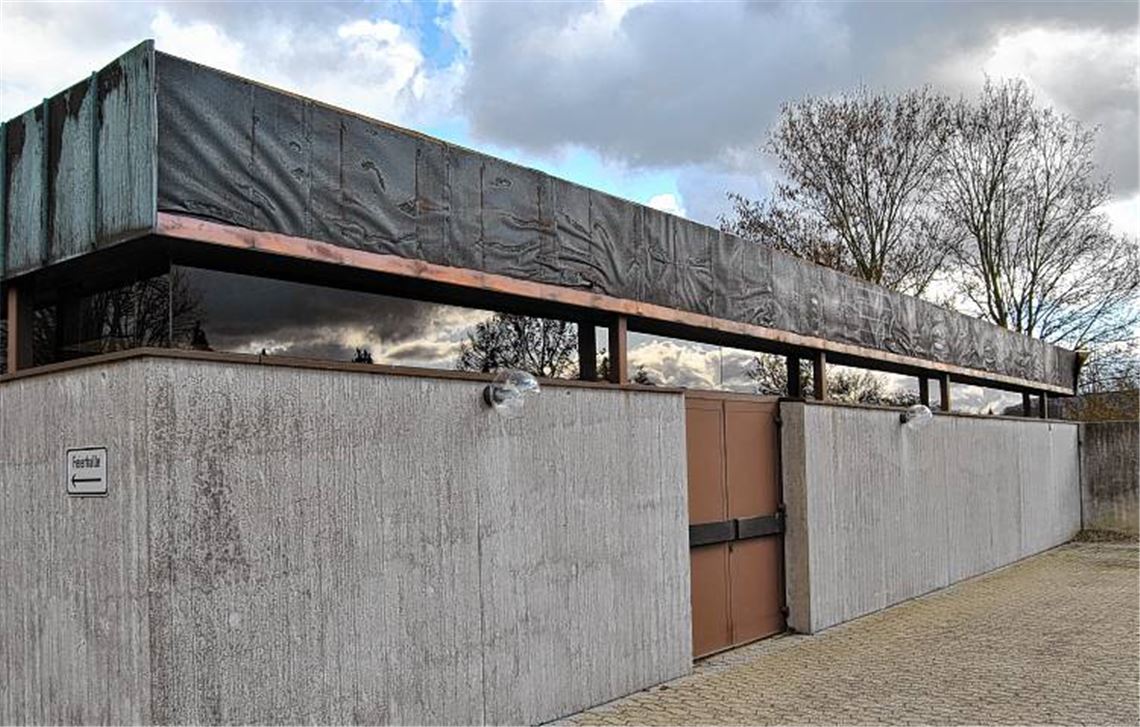 Zwei Metalldiebe haben an der Knittlinger Friedhofshalle die Verblendung demontiert. Einer von ihnen wurde durch den Sicherheitsdienst auf frischer Tat ertappt. 