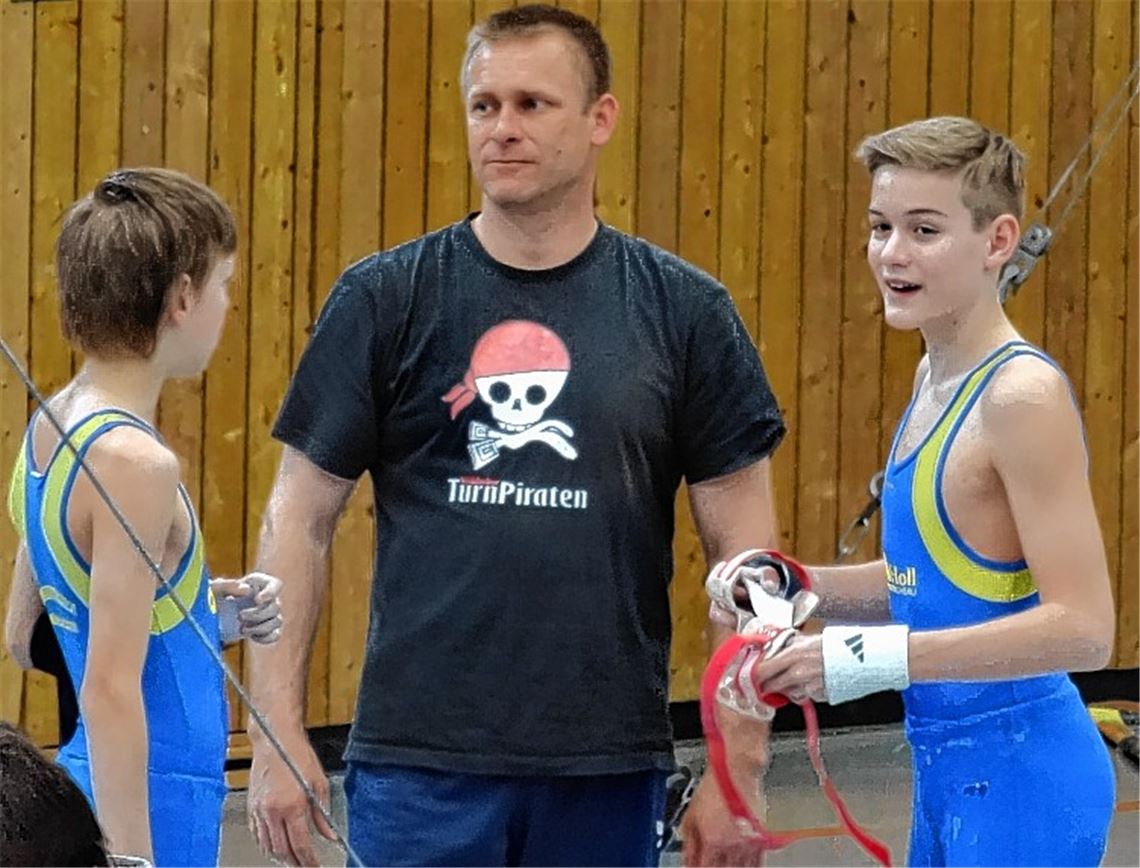 Zwei Nachwuchsturner glänzen für den TV Mühlacker: Leon Schick (li.) und der neue Gaumeister Nick Moser (re.) mit Trainer Rainer Moser. Foto: privat