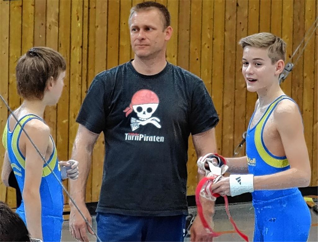Zwei Nachwuchsturner glänzen für den TV Mühlacker: Leon Schick (li.) und der neue Gaumeister Nick Moser (re.) mit Trainer Rainer Moser. Foto: privat