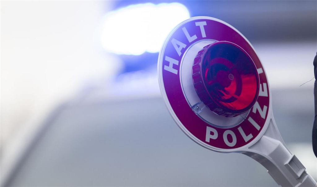 Zwei Polizeibeamte sind bei einem Unfall nahe Hilzingen im Kreis Konstanz verletzt worden. (Symbolbild)