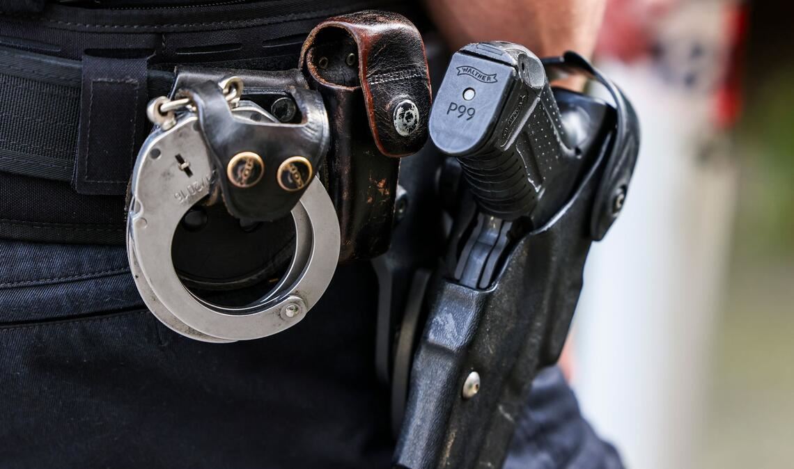 Zwei Polizisten erschießen einen Hund bei einem Einsatz im Kreis Harburg. (Symbolbild)