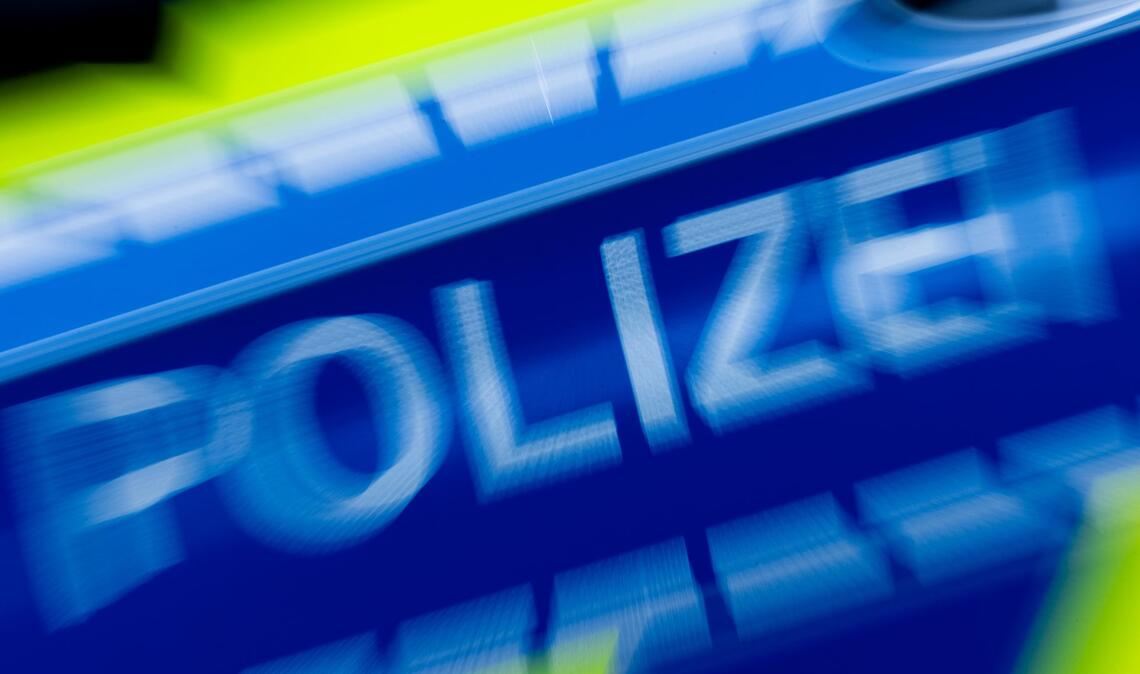 Zwei Polizisten sind in Köln auf einer Kirmes durch Schläge verletzt worden. (Symbolbild)