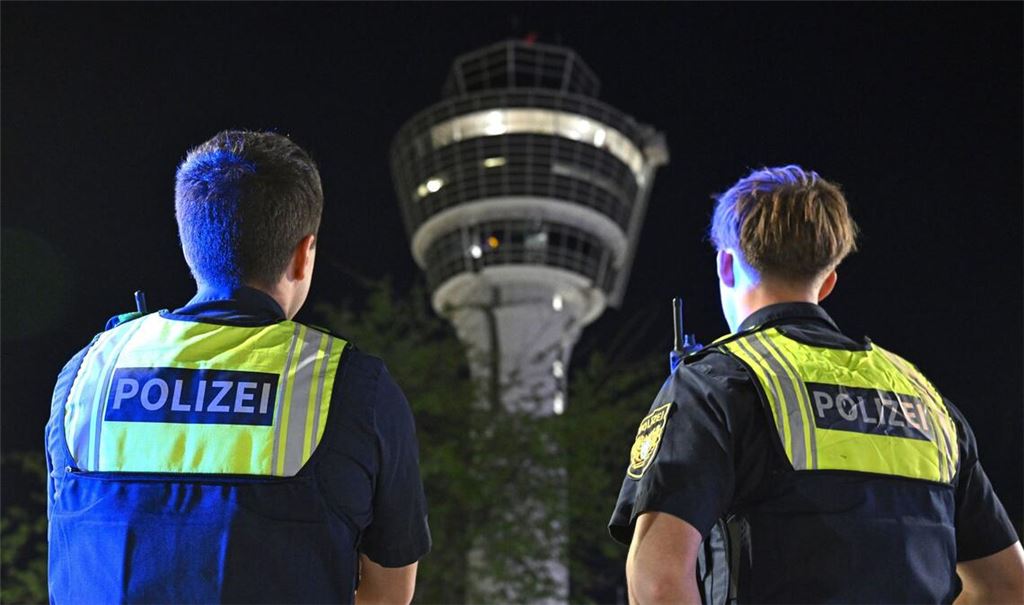 Zwei Polizisten stehen vor dem Tower am Münchner Flughafen.