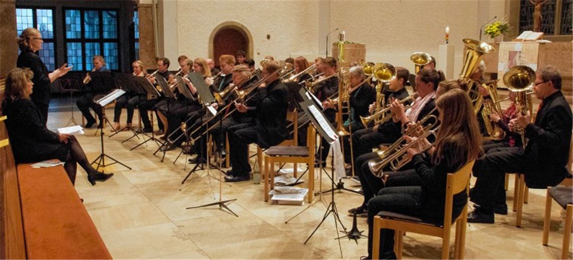 Zwei Posaunenchöre gestalten gemeinsam ein abwechslungsreiches Konzert.