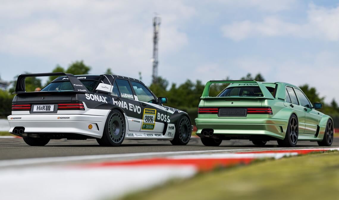 Zwei Prototypen bei Testfahrten auf dem Nürburgring