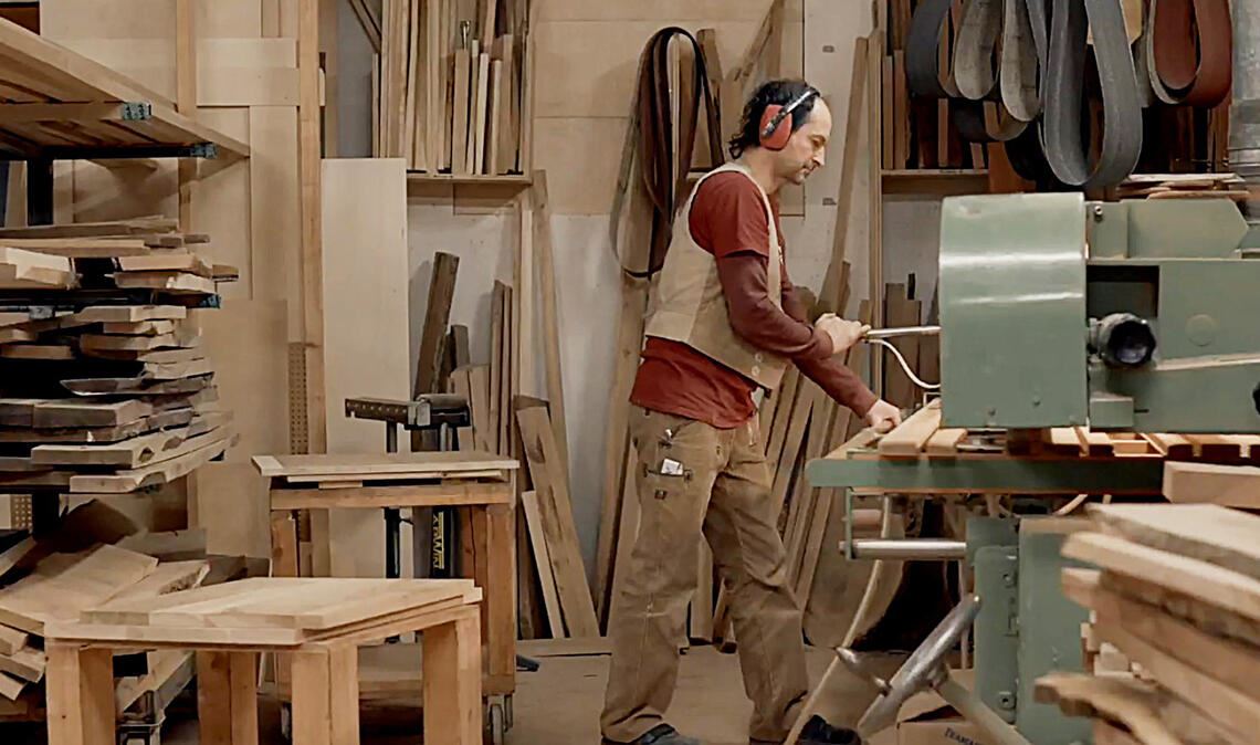 Zwei Szenen aus dem Werbevideo geben einen Eindruck von der Arbeit in der Holzwerkstatt, die beim Großbrand vollständig zerstört wurde. Fotos: Werbevideo Holzwerkstatt Störrmühle/Dennis Winkler