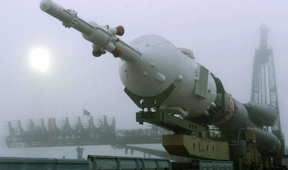 Zwei Tage vor dem geplanten Abflug der ersten Besatzung zur Internationalen Raumstation ISS wird das russische Raumschiff "Sojus-TM" in Startposition gebracht. (Archivbild)