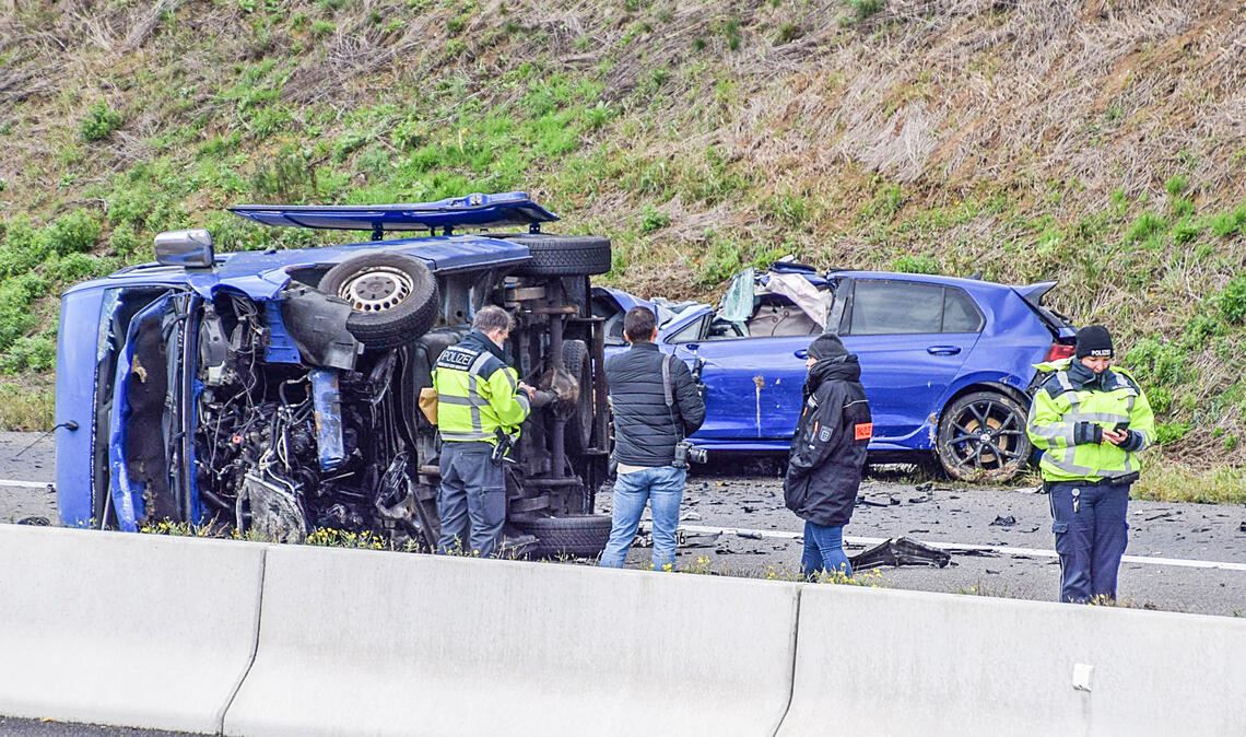 Zwei Taten, ein Täter: Ein 30-jähriger Niederländer sprengt in der Nacht auf den 11. November gemeinsam mit zwei jüngeren Komplizen den Geldautomaten der Sparkasse in Wiernsheim (Bild unten) und verursacht dann auf seiner Flucht einen tödlichen Geisterfahrer-Unfall auf der A 6 bei Heilbronn. Fotos: Myroshnichenko, Einsatz-Report 24