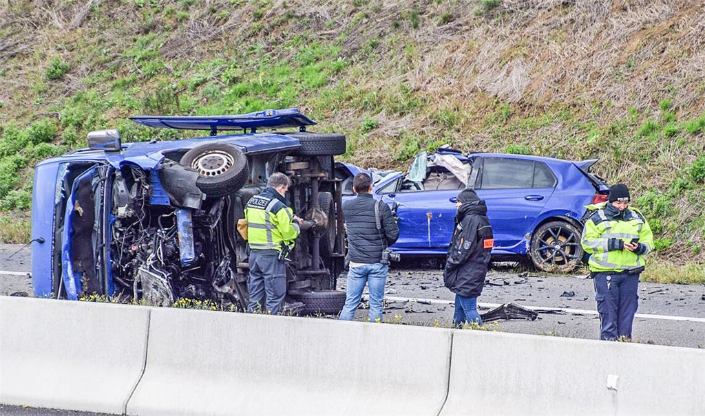 Zwei Taten, ein Täter: Ein 30-jähriger Niederländer sprengt in der Nacht auf den 11. November gemeinsam mit zwei jüngeren Komplizen den Geldautomaten der Sparkasse in Wiernsheim (Bild unten) und verursacht dann auf seiner Flucht einen tödlichen Geisterfahrer-Unfall auf der A 6 bei Heilbronn. Fotos: Myroshnichenko, Einsatz-Report 24