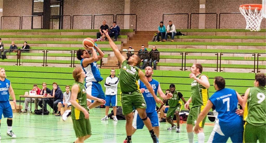 Zwei Teams auf Augenhöhe: Am Ende hat der TV Mühlacker (blaue Trikots) gegen Ettlingen das bessere Ende für sich. Foto: Zschorsch