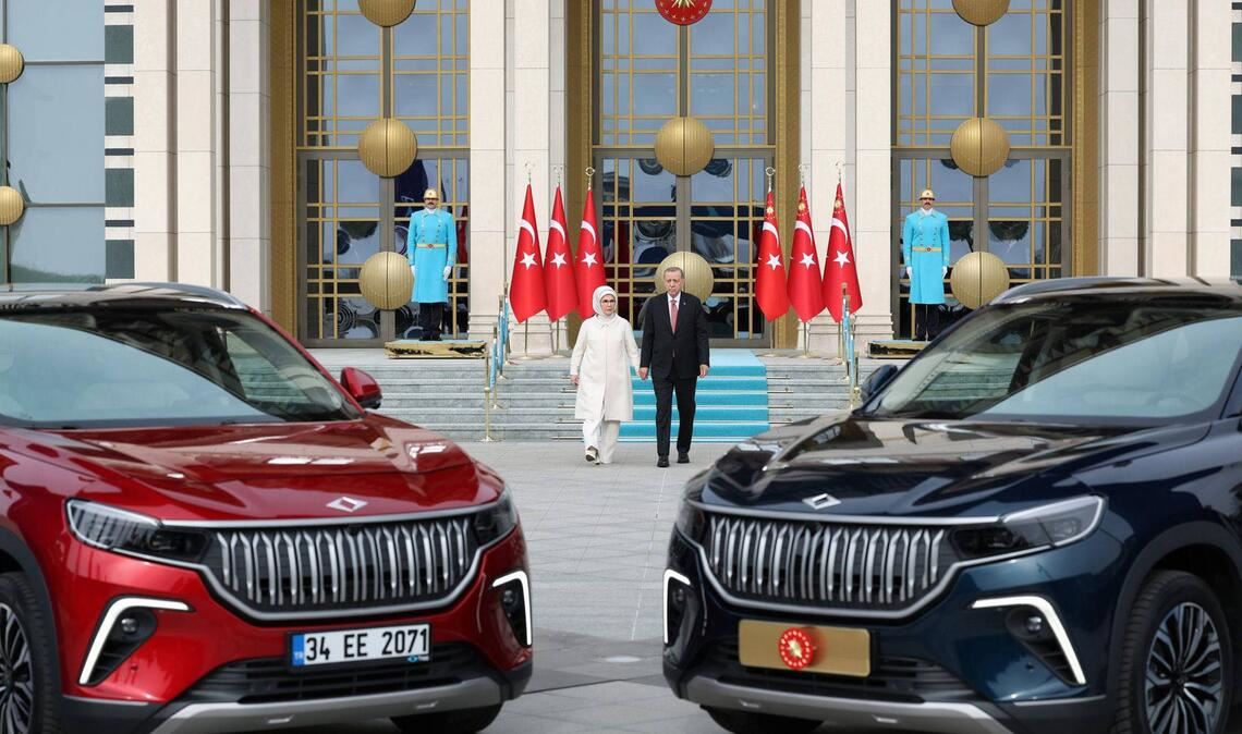 Zwei Togg-SUV T10X  vor dem türkischen Präsidentenkomplex: Prestigeobjekte für Recep Tayyip Erdogan und seine Frau Emine Erdogan.