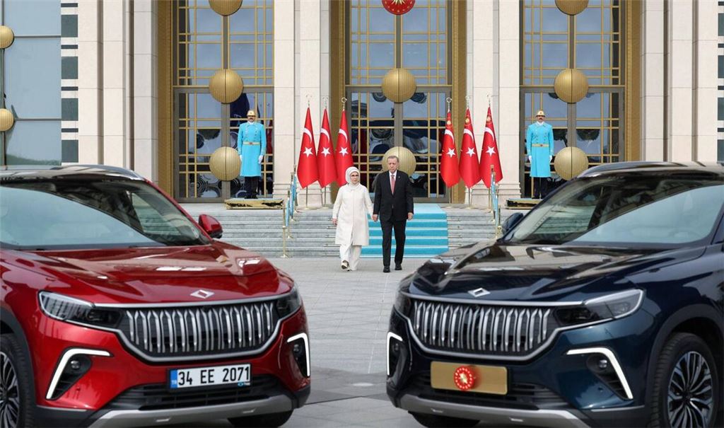 Zwei Togg-SUV T10X  vor dem türkischen Präsidentenkomplex: Prestigeobjekte für Recep Tayyip Erdogan und seine Frau Emine Erdogan.