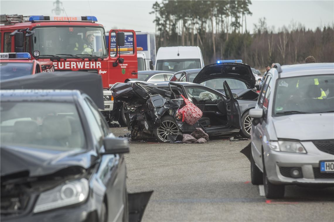 Zwei  Tote nach Massencrash auf der A8
Fotograf: 7aktuell.de/ Adomat