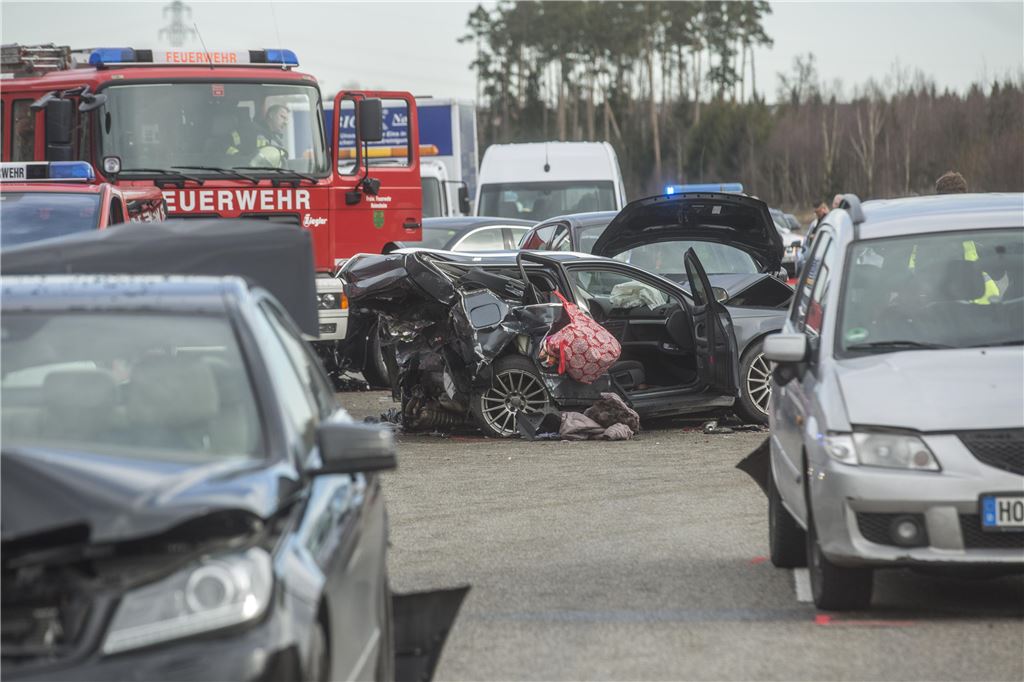 Zwei  Tote nach Massencrash auf der A8
Fotograf: 7aktuell.de/ Adomat