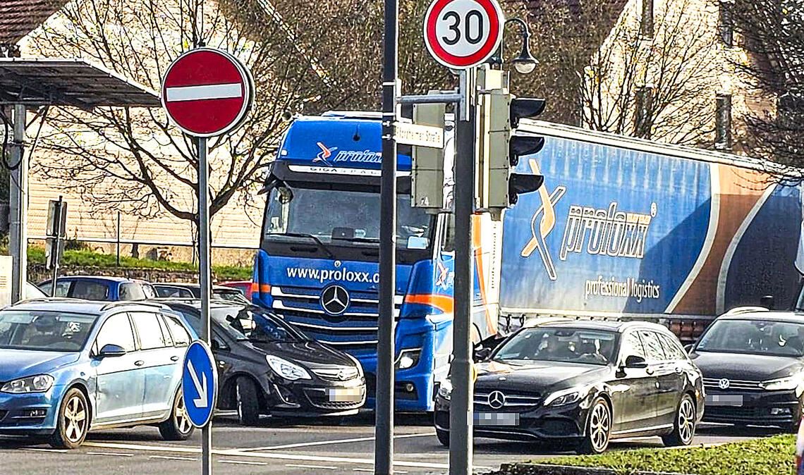 Zwei Unfallszenen in Mühlacker aus dem vergangenen Jahr: Während es bei der Kollision zwischen Lkw und Auto auf der innerstädtischen B10 nur Blechschaden gibt, endet auch eine Karambolage an der Fuchsensteige (Foto unten im Text) nach einer Vorfahrtsverletzung trotz eines Überschlags für den Verursacher noch glimpflich mit leichten Verletzungen. Fotos: Archiv