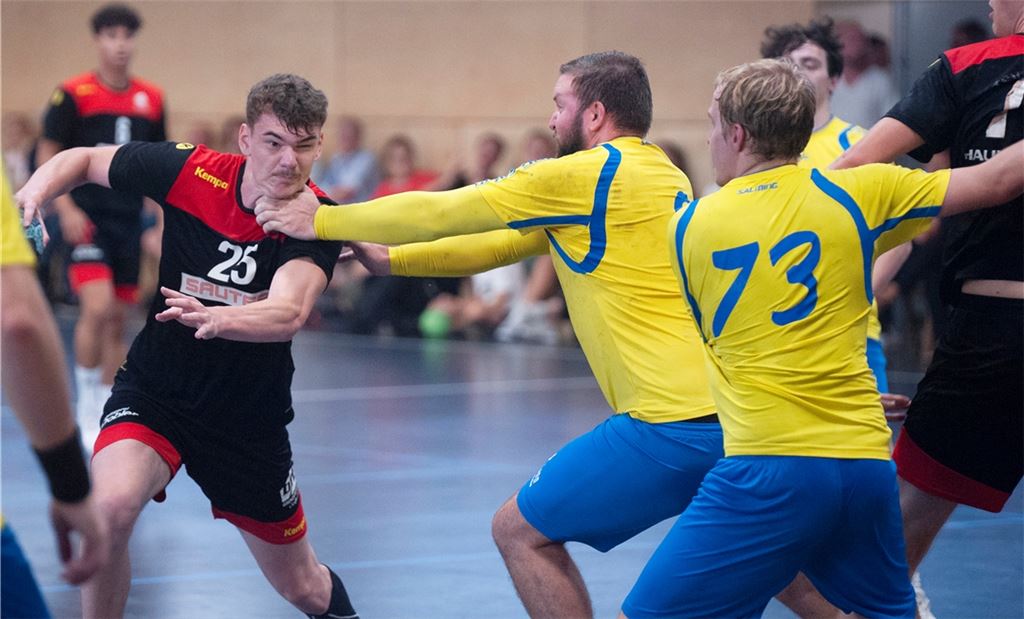Zwei Wochen vor Saisonstart hat der TSV (schwarze Trikots) ein Testspiel gegen Post Südstadt Karlsruhe bestritten. Foto: Fotomoment