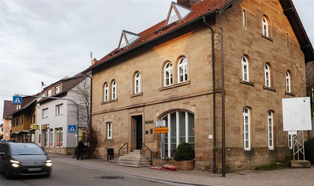 Zwei bis drei Millionen Euro würde eine Sanierung des Rathauses in Sternenfels kosten. Foto: Fotomoment