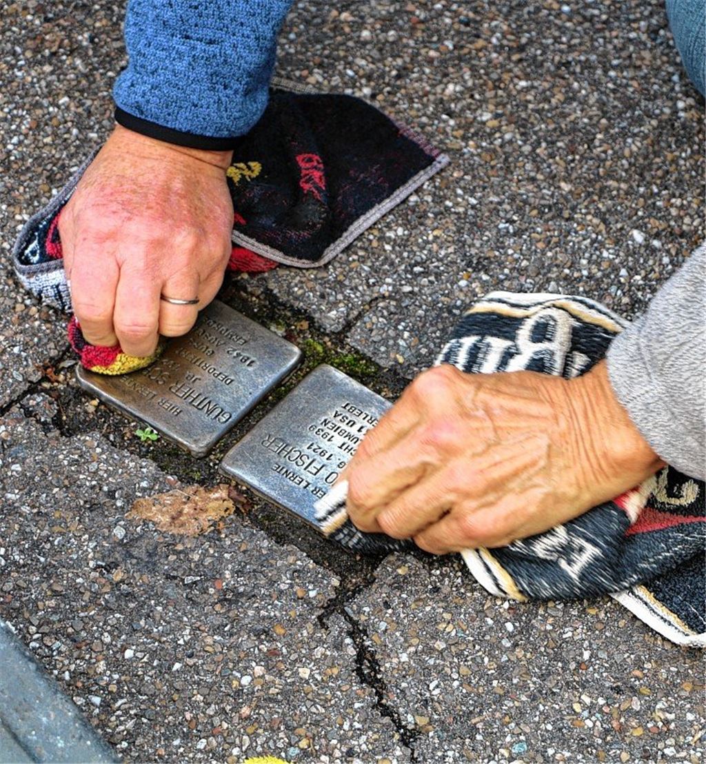 Stolpersteinen neuen Glanz verschafft