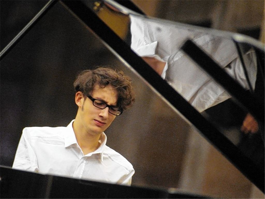 Zwei der jungen Talente: Yunus Hermann beeindruckt beim Abschlusskonzert mit zwei Sätzen aus einer Sonate von Alexander Scriabin, Tamara Kornemann spielt Werke von Franz Liszt.