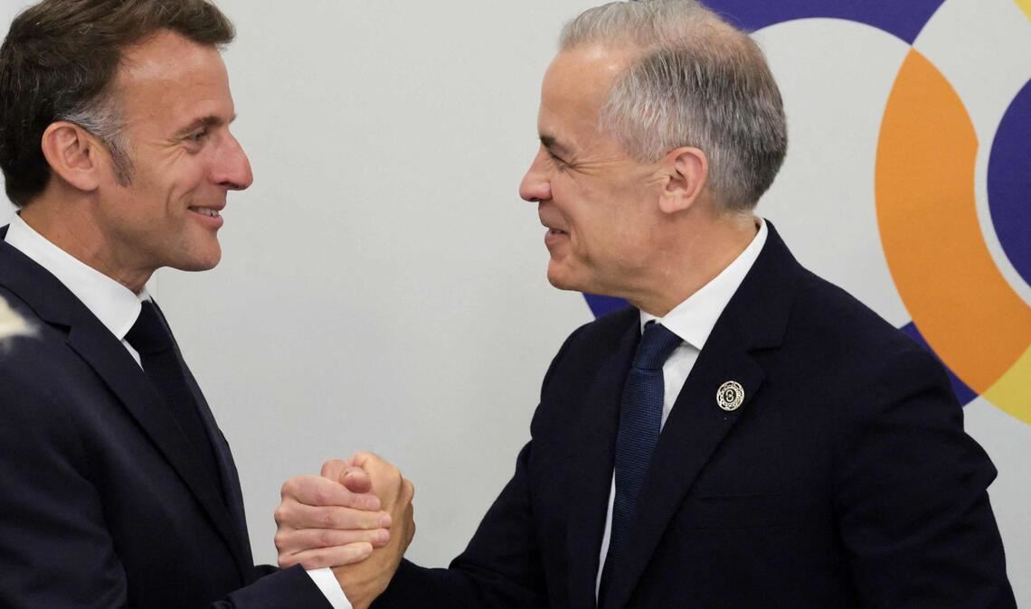 Zwei, die sich verstehen: Frankreichs Präsident Emmanuel Macron begrüßt Kanadas Premier Mark Carney beim Treffen der Europäischen Politischen Gemeinschaft in Armenien.
