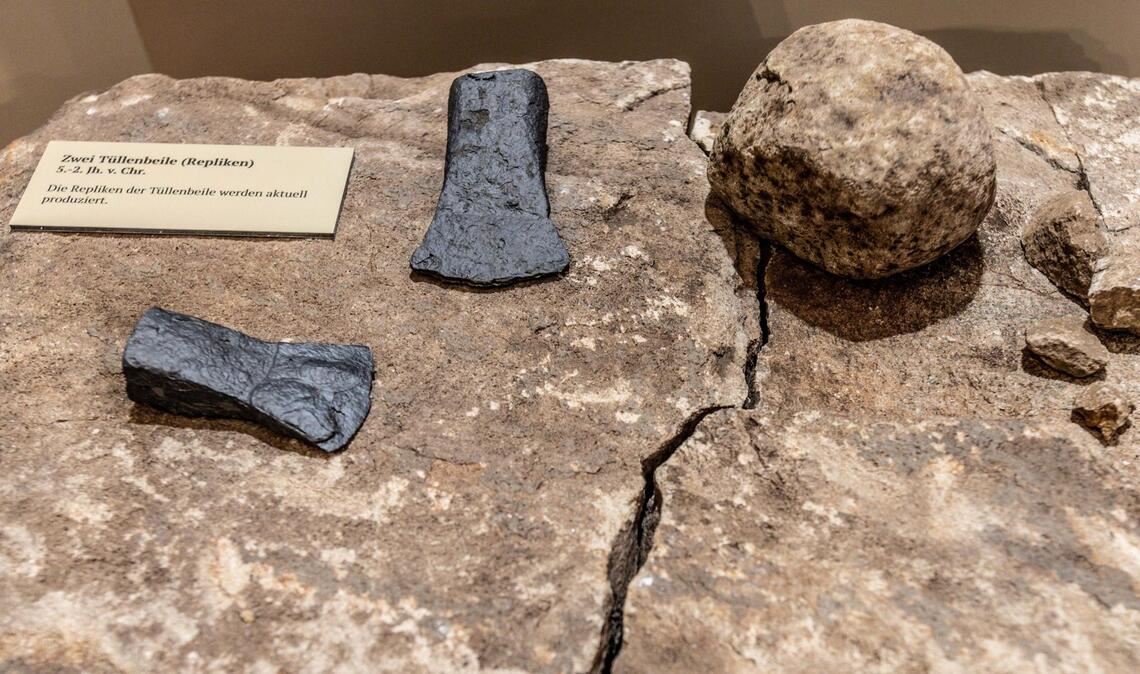 Zwei eisenzetliche Beile von den Bruchhauser-Steinen werden von Archäologen präsentiert. Die Bruchhauser Steine sind ein Nationales Naturmonument und Bodendenkmal. Die markante Felsformation bildet eine rund 2000 Jahre alte Befestigungsanlage, deren Zweck bis heute Gegenstand der Forschung ist.